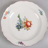 Großer Meissen-Teller, Marcolini 1774-1817, polychrome Blumenmalerei, Neuer Ausschnitt, dunkelroter Rand bestoßen und repariert, 1. Wahl, Dm. 39 cm - photo 1