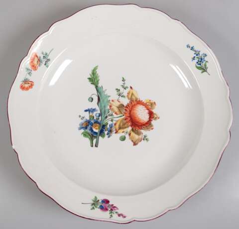 Großer Meissen-Teller, Marcolini 1774-1817, polychrome Blumenmalerei, Neuer Ausschnitt, dunkelroter Rand bestoßen und repariert, 1. Wahl, Dm. 39 cm - photo 1