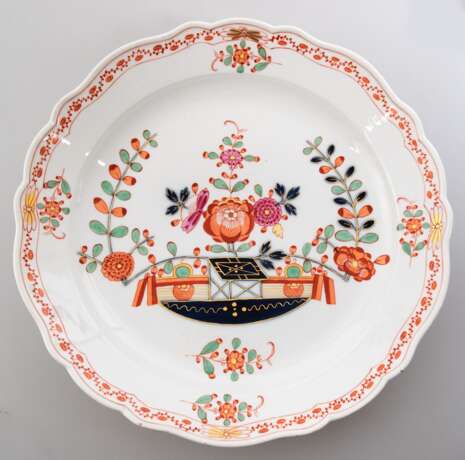 Großer Meissen-Teller, Tischchenmuster mit Goldstaffage, durch Brand ohne Marke, Neuer Ausschnitt, Rand mit min. Glasurfehler, H. 6 cm, Dm. 39 cm - photo 1