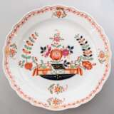 Großer Meissen-Teller, Tischchenmuster mit Goldstaffage, durch Brand ohne Marke, Neuer Ausschnitt, Rand mit min. Glasurfehler, H. 6 cm, Dm. 39 cm - photo 1