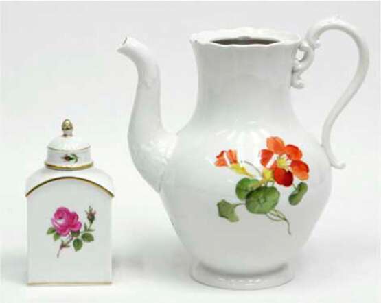 Meissen-Teedose, Rote Rose, Goldrand, 2. Wahl, H. 14 cm, Deckelzapfen rep., dazu Meissen-Kaffeekanne, Bunte Blume 1, ohne Deckel, H. 21 cm - photo 1