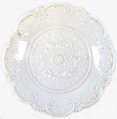 Meissen-Teller, 19. Jh., mit floralem Relief, weiß glasiert (kl. Fehlstelle), minimale Reste von Golddekor, 1. Wahl, Dm. 20,5 cm - photo 1