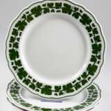 3 Meissen-Speiseteller, Weinlaub, Neuer Ausschnitt, 2. Wahl, Dm. 28,5 cm - photo 1
