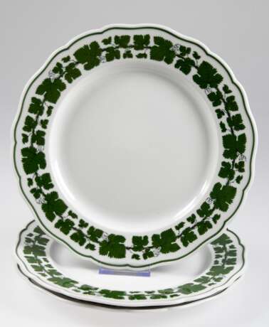 3 Meissen-Speiseteller, Weinlaub, Neuer Ausschnitt, 2. Wahl, Dm. 28,5 cm - photo 1