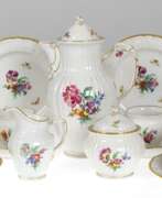 Обзор. KPM-Kaffeeservice für 5 Personen, 18-teilig, 1 Tasse fehlt, Rocaille, polychrome Blumenmalerei mit Insekten und Goldrand