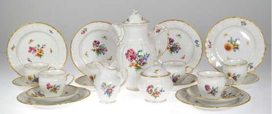 KPM-Kaffeeservice für 5 Personen, 18-teilig, 1 Tasse fehlt, Rocaille, polychrome Blumenmalerei mit Insekten und Goldrand - фото 1