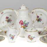 KPM-Kaffeeservice für 5 Personen, 18-teilig, 1 Tasse fehlt, Rocaille, polychrome Blumenmalerei mit Insekten und Goldrand - фото 1