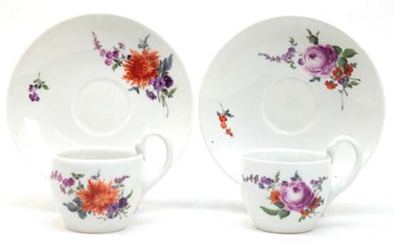 2 Meissen-Tassen mit Schwanenhenkel mit UT, um 1900, Bunte Blume 3, Schwertermarke mit 4 Schleifstrichen - photo 1