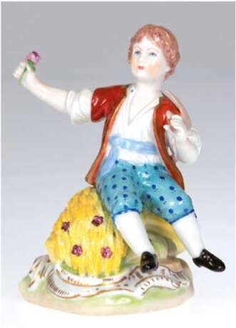 Porzellanfigur "Auf Getreidegarben sitzender Junge", Carl Thieme, Potschappel, polychrom bemalt, H. 14 cm - photo 1