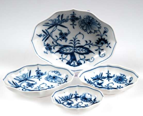 4 diverse Meissen-Schälchen, vierpaßförmig, Zwiebelmuster, 1. Wahl, L. 8,5 cm - 15,5 cm - фото 1