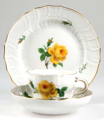 Meissen-Kaffeegedeck, Gelbe Rose mit Goldrand, Neubrandenstein, Schwertermarke mit 2 Schleifstrichen - photo 1