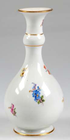Meissen-Vase, Streublümchen mit Goldrändern, Balusterform, 1. Wahl, Gebrauchspuren, H. 16 cm - photo 1