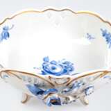 Schale auf 3 Füßchen, Schierholz Thüringen, rund, mit plastischem Blütenbesatz und Blumenmalerei in Blau mit Goldstaffage, min. best., H. 7,5 cm, Dm. 14,5 cm - photo 1