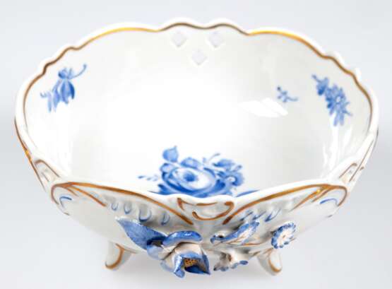 Schale auf 3 Füßchen, Schierholz Thüringen, rund, mit plastischem Blütenbesatz und Blumenmalerei in Blau mit Goldstaffage, min. best., H. 7,5 cm, Dm. 14,5 cm - photo 1