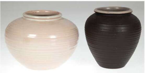 2 Art-Deco-Vasen, Entw. Martha Katzer für Karlsruher Majolika, beige bzw. dunkelbraun glasiert, H. 12 und 13 cm - photo 1