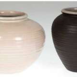 2 Art-Deco-Vasen, Entw. Martha Katzer für Karlsruher Majolika, beige bzw. dunkelbraun glasiert, H. 12 und 13 cm - photo 1