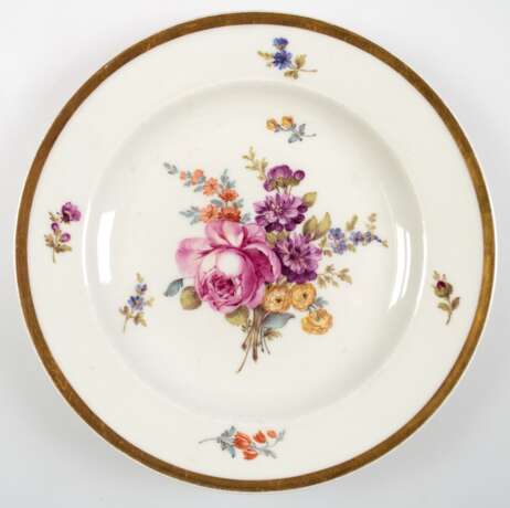 Meissen-Teller, im Spiegel polychrome Floralmalerei, breiter Goldrand, 1. Wahl, Dm. 23,5 cm - photo 1