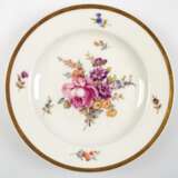 Meissen-Teller, im Spiegel polychrome Floralmalerei, breiter Goldrand, 1. Wahl, Dm. 23,5 cm - photo 1