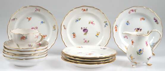 Konvolut Meissen-Porzellan, 19. Jh., 14-teilig, Streublümchen mit Goldrand (z.T. etwas berieben), Neuer Ausschnitt, dabei 7 Kuchenteller Dm. 17,5 cm, 1 Kaffeetasse, 5 UT (Schälchen) und 1 Sahnekännchen auf 3 Füßchen (1x… - photo 1