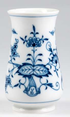 Kleine Meissen-Vase, Zwiebelmuster, Schwertermarke mit 3 Schleifstrichen, H. 10,5 cm - Foto 1