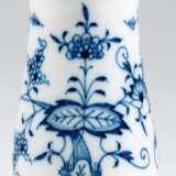 Kleine Meissen-Vase, Zwiebelmuster, Schwertermarke mit 3 Schleifstrichen, H. 10,5 cm - Foto 1