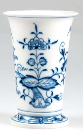 Meissen-Vase, Zwiebelmuster, konische Wandung mit ausgestelltem Rand, Schwertermarke mit 2 Schleifstrichen, H. 13 cm - photo 1
