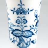 Meissen-Vase, Zwiebelmuster, konische Wandung mit ausgestelltem Rand, Schwertermarke mit 2 Schleifstrichen, H. 13 cm - photo 1