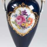 Meissen-Amphorenvase mit Volutenhenkeln, 1924-34, kobaltblau, Schauseite mit goldgerahmtem Medaillon mit polychromem Blumenbukett, Goldstaffage, 1. Wahl, H. 34 cm - photo 1