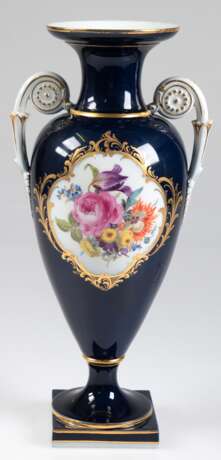 Meissen-Amphorenvase mit Volutenhenkeln, 1924-34, kobaltblau, Schauseite mit goldgerahmtem Medaillon mit polychromem Blumenbukett, Goldstaffage, 1. Wahl, H. 34 cm - photo 1