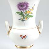 Meissen-Amphorenvase, auf rundem Fuß, mit 2 seitlichen Henkeln, auf Schauseite Bunte Blume 2 und Streublümchen, Goldränder, Schwertermarke mit 2 Schleifstrichen, H. 26 cm - Foto 1