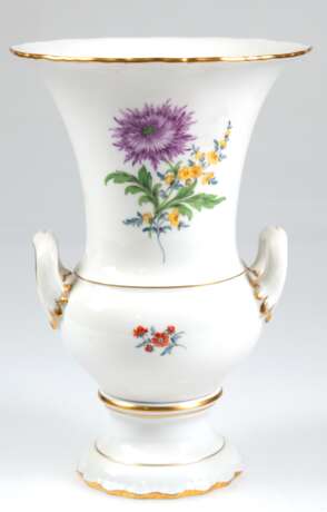 Meissen-Amphorenvase, auf rundem Fuß, mit 2 seitlichen Henkeln, auf Schauseite Bunte Blume 2 und Streublümchen, Goldränder, Schwertermarke mit 2 Schleifstrichen, H. 26 cm - Foto 1