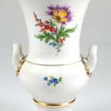 Meissen-Amphorenvase, auf rundem Fuß, mit 2 seitlichen Henkeln, auf Schauseite Bunte Blume 2 und Streublümchen, Goldränder, Schwertermarke mit 2 Schleifstrichen, H. 26 cm - photo 1