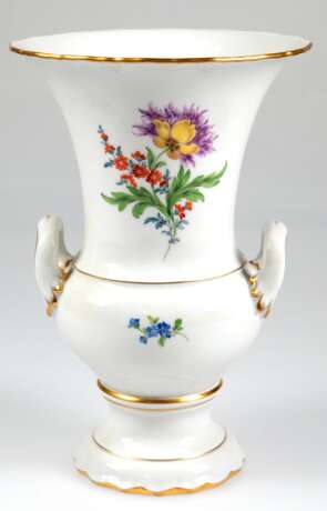 Meissen-Amphorenvase, auf rundem Fuß, mit 2 seitlichen Henkeln, auf Schauseite Bunte Blume 2 und Streublümchen, Goldränder, Schwertermarke mit 2 Schleifstrichen, H. 26 cm - photo 1