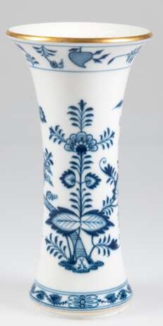 Meissen-Vase, um 1900, Zwiebelmuster mit Goldrand, 1. Wahl, Standring best., Gebrauchspuren, H. 25 cm - photo 1
