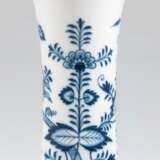 Meissen-Vase, um 1900, Zwiebelmuster mit Goldrand, 1. Wahl, Standring best., Gebrauchspuren, H. 25 cm - photo 1