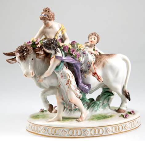 Figur "Europa auf dem Stier sitzend, von zwei jungen Frauen begleitet", undeutl. Blaumarke, polychrom bemalt, ovaler Sockel mit Goldstaffage, H. 26 cm - photo 1