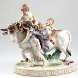 Figur "Europa auf dem Stier sitzend, von zwei jungen Frauen begleitet", undeutl. Blaumarke, polychrom bemalt, ovaler Sockel mit Goldstaffage, H. 26 cm - photo 1