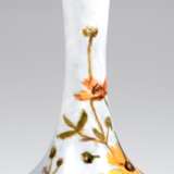 KPM-Jugendstilvase, um 1900, gebauchter Korpus mit Enghals, umlaufende polychrome Blumenmalerei und Goldränder, blaue Zeptermarke mit 1 Schleifstrich, H. 18,5 cm - photo 1