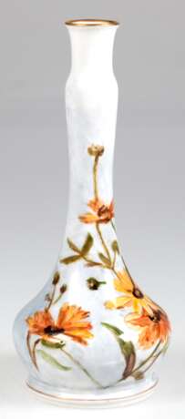 KPM-Jugendstilvase, um 1900, gebauchter Korpus mit Enghals, umlaufende polychrome Blumenmalerei und Goldränder, blaue Zeptermarke mit 1 Schleifstrich, H. 18,5 cm - photo 1