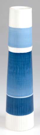 KPM-Vase, Berlin, Rillenrelief, Entwurf Theo Baumann 1961, mit Blaumalerei, blaue Zeptermarke und roter Reichsapfel, H. 28,5 cm - photo 1