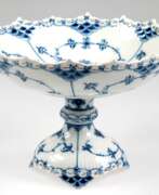 Porcelain products. Fußschale, Royal Copenhagen, Musselmalet Vollspitze, Nr. 1020, H. 14,5 cm, Dm. 21,5 cm