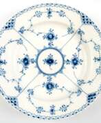 Porcelain products. Teller, Royal Copenhagen, Musselmalet Halbspitze, Nr. 571, H. 4 cm, Dm. 25,5 cm