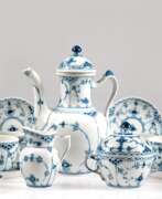 Porcelain products. Kaffeekernstück und 10 Kaffeetassen mit UT, Royal Copenhagen, Musselmalet Halbspitze, 23-teilig, dabei Kanne Nr. 519, Zuckerdose Nr. 605, Sahnekännchen Nr. 529 und 10 Kaffeetassen mit UT Nr. 576