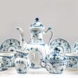 Kaffeekernstück und 10 Kaffeetassen mit UT, Royal Copenhagen, Musselmalet Halbspitze, 23-teilig, dabei Kanne Nr. 519, Zuckerdose Nr. 605, Sahnekännchen Nr. 529 und 10 Kaffeetassen mit UT Nr. 576 - Auction prices