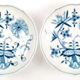 2 Meissen-Tellerchen, Zwiebelmuster, Neuer Ausschnitt, Schwertermarke mit 3 Schleifstrichen, Dm. 17 cm - фото 1