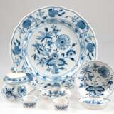 Konvolut Meissen-Porzellan, 7-teilig, Zwiebelmuster, dabei 1 Teller Dm. 25 cm, 1 Deckeltasse, 2 Salieren 2x4,5x4,5 cm, 1 Schälchen H. 2,5 cm, Dm. 11 cm, 1 Muschenschälchen L. 9,5 cm und 1 vierpaßförmiges Schälchen L. 8,5… - photo 1