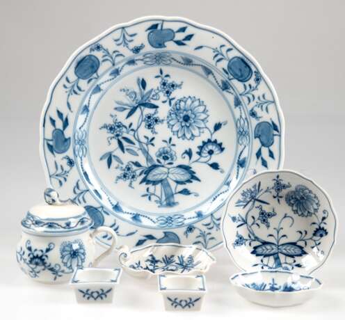 Konvolut Meissen-Porzellan, 7-teilig, Zwiebelmuster, dabei 1 Teller Dm. 25 cm, 1 Deckeltasse, 2 Salieren 2x4,5x4,5 cm, 1 Schälchen H. 2,5 cm, Dm. 11 cm, 1 Muschenschälchen L. 9,5 cm und 1 vierpaßförmiges Schälchen L. 8,5… - photo 1