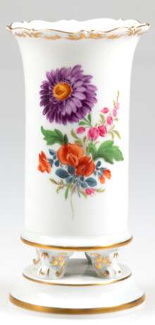 Meissen-Vase auf 4 Füßchen, auf festem Podest, Bunte Blume 3 mit Goldrändern, 1. Wahl, H. 15 cm - photo 1