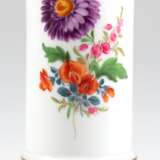 Meissen-Vase auf 4 Füßchen, auf festem Podest, Bunte Blume 3 mit Goldrändern, 1. Wahl, H. 15 cm - photo 1