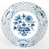 Meissen-Durchbruchschale, rund, Zwiebelmuster, Korbrand mit 3 Medaillons, Schwertermarke mit 2 Schleifstrichen, H. 4,8 cm, Dm. 24,5 cm - photo 1